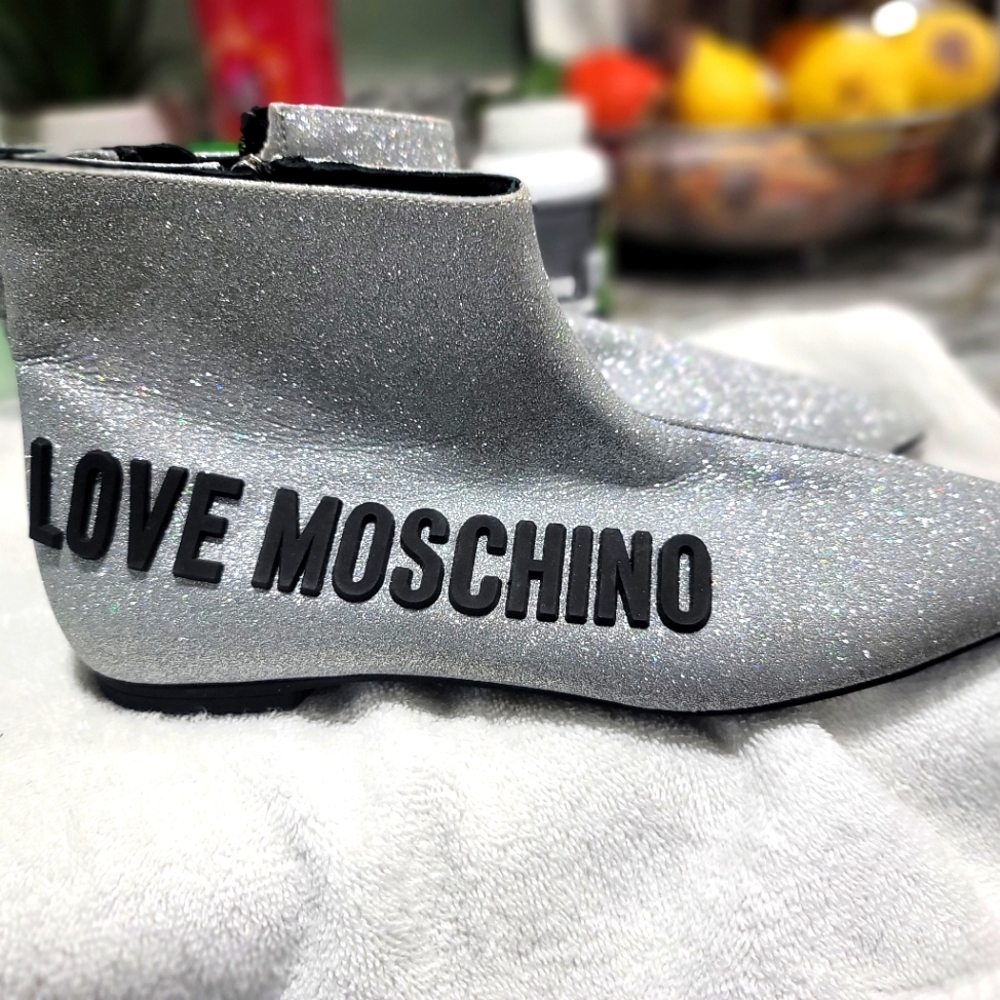 Love moschino booties
